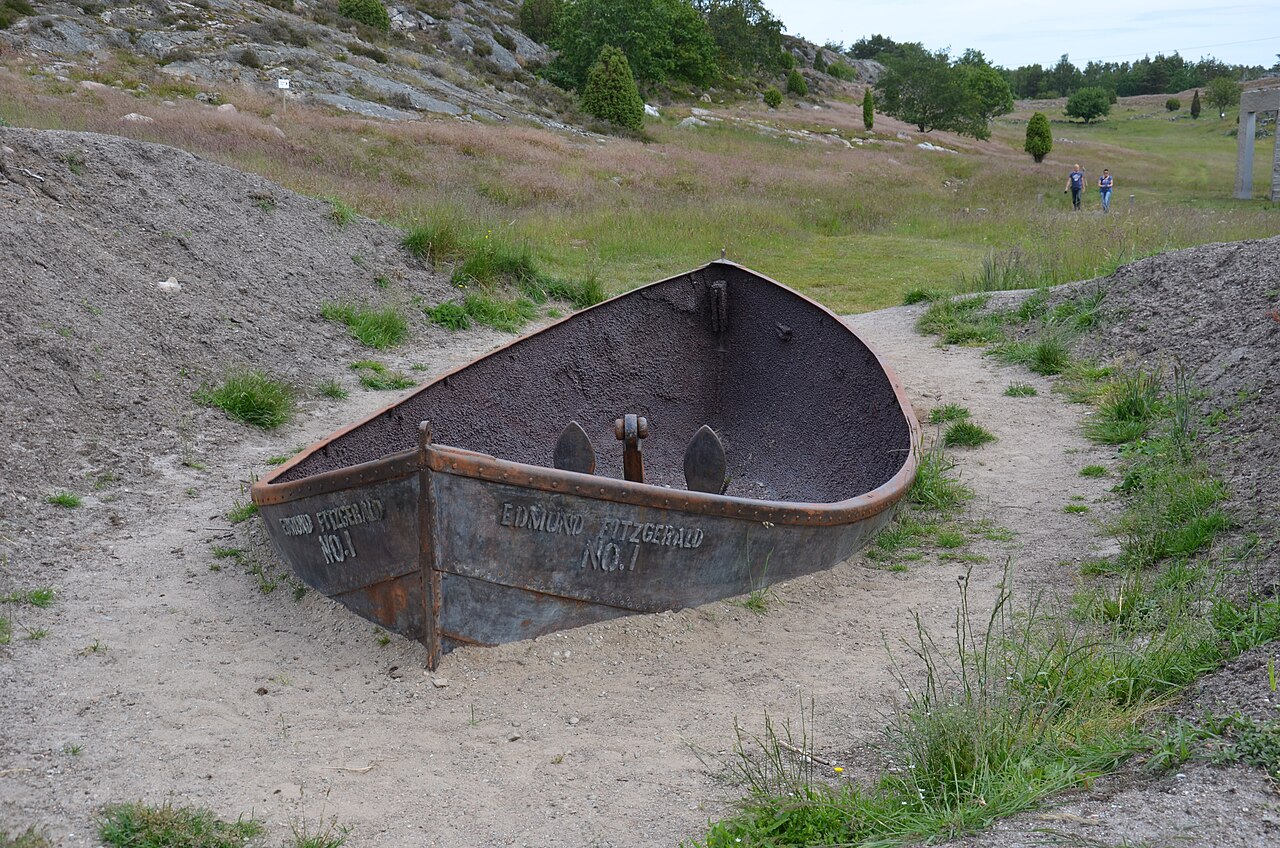 Sculptură la Pilane, pe peisajul de granit din Tjörn